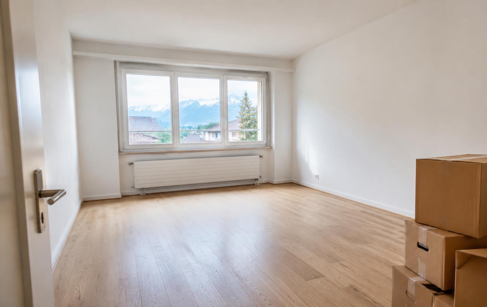 Sauber geräumter, heller Wohnraum